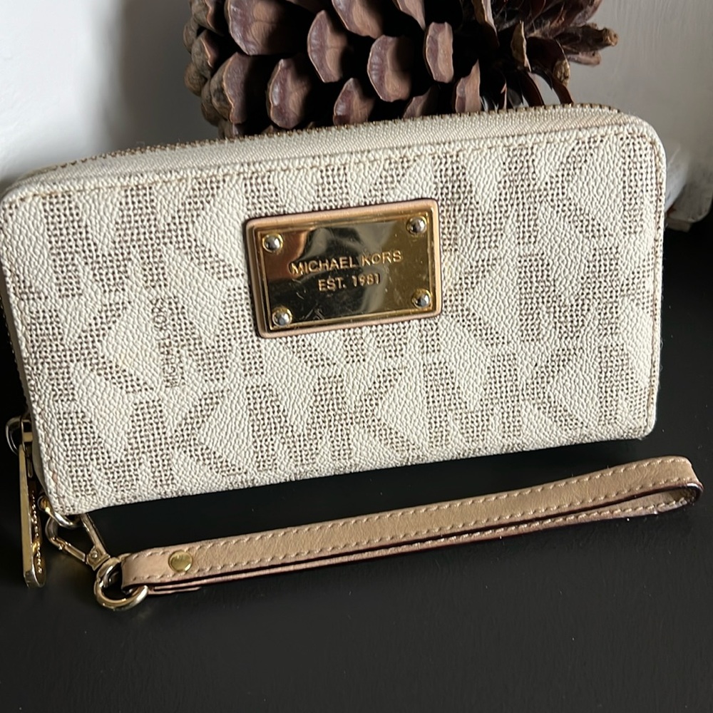 MICHAEL KORS ZIP AROUND WRISTLET